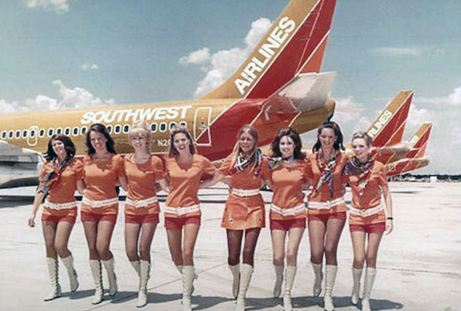 Southwest Airlines flight attendants in front of a 737 at Dallas Love Field, 1971